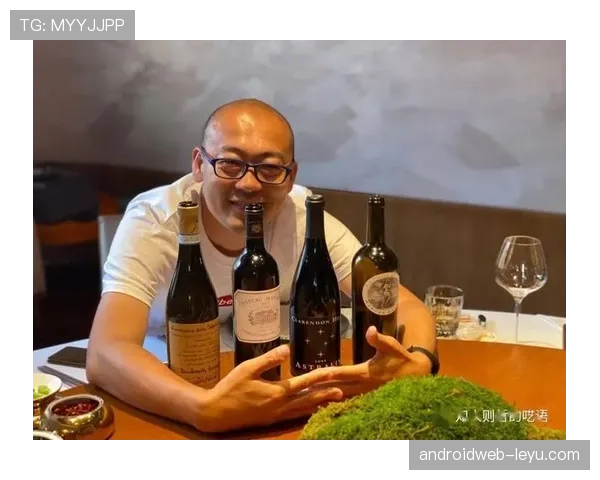 庞伟昨晚又吃豪宴了,钱包厚到让服务员都看呆! 庞伟昨晚又吃豪宴了,钱包厚到让服务员都看呆!