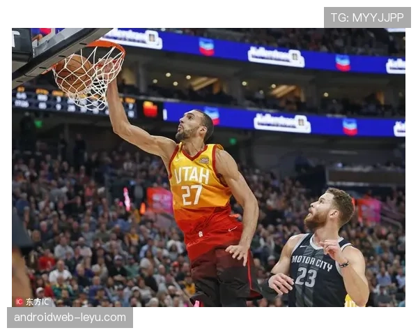 戈贝尔挡拆吸引防守拉开空间 提升队友三分命中率